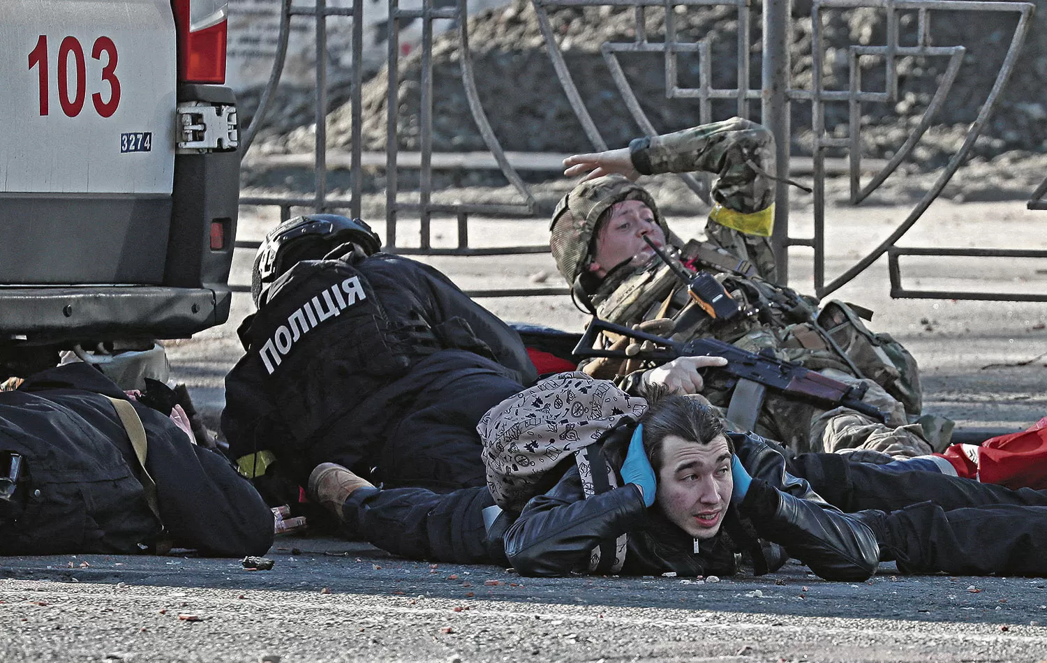 SOLDADOS Y CIVILES, JUNTOS. Cuerpo a tierra, todos se cubren de los bombardeos rusos en Kiev. 