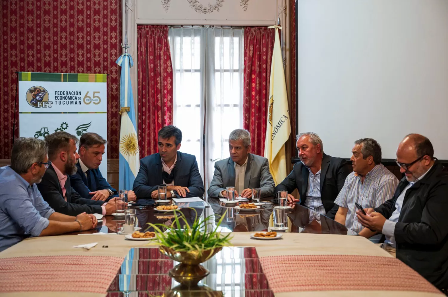 EN LA FET. Funcionarios de la Agencia Nacional de Seguridad Vial y propietarios de discotecas, durante la firma del convenio.