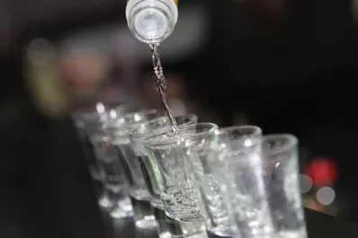 Estados Unidos y Canadá dejan de vender vodka ruso