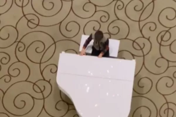 Tocó el piano mientras las tropas rusas invadían su ciudad y se volvió viral