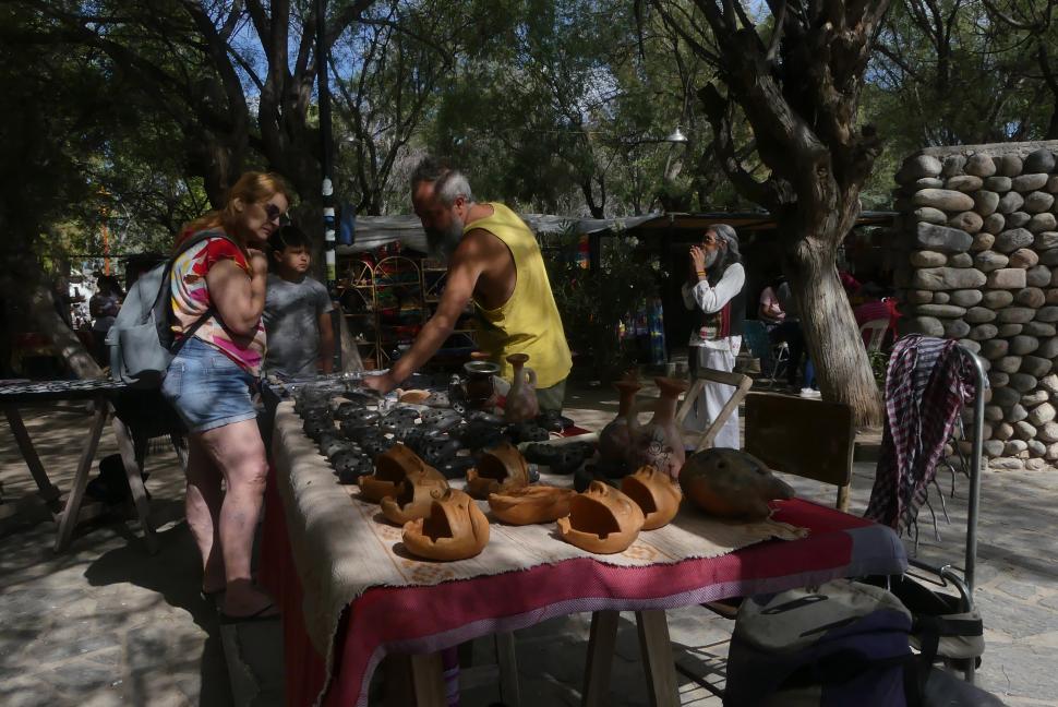 IMPACTO ECONÓMICO. Los artesanos explican que sus ventas  bajaron drásticamente. Esperaban este fin de semana largo como un impulso, pero todo se frustró. 