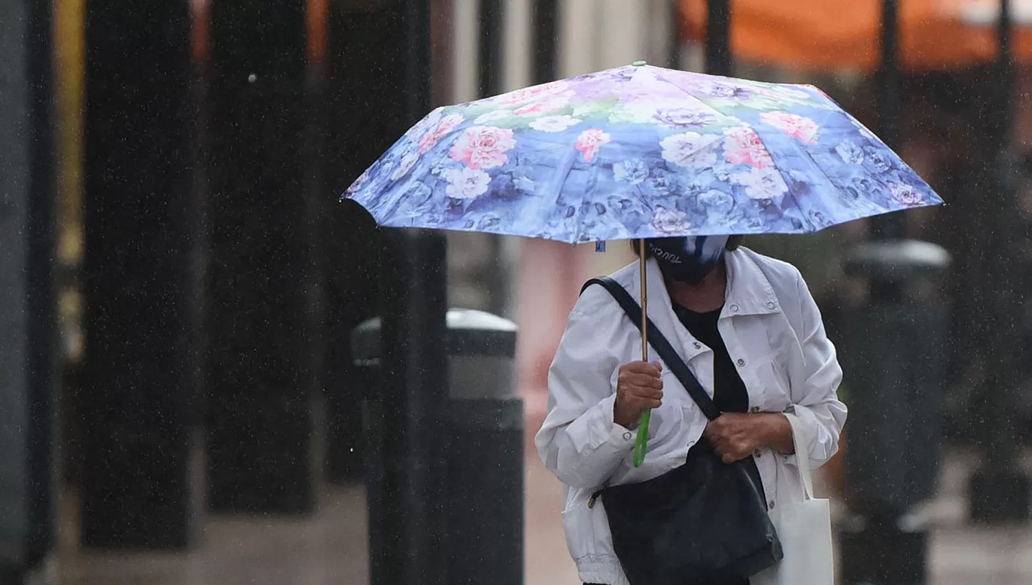 POCA GENTE. Las calles de la ciudad se mueven lento durante el feriado.