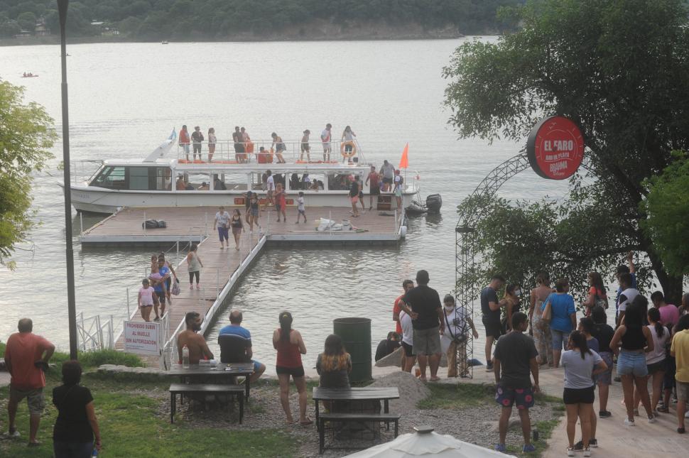 ATRACTIVOS. Un paseo en embarcación por las aguas del dique.