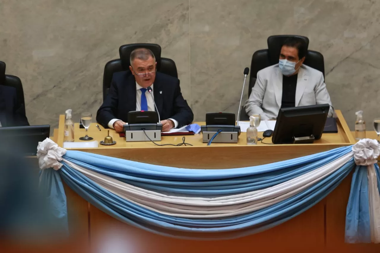 EN EL ESTRADO. Jaldo, junto a Mansilla, brindó el discurso de apertura de sesiones en la Legislatura. Foto: LA GACETA / JUAN PABLO SÁNCHEZ NOLI