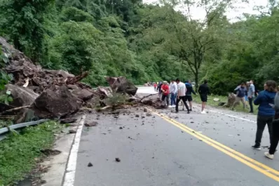 Un derrumbe afectó media calzada de la ruta 307, justo el día de regreso