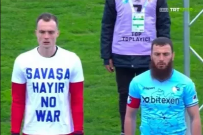 ¿Por qué futbolista turco se negó a vestir la camiseta con la inscripción “No a la guerra”?