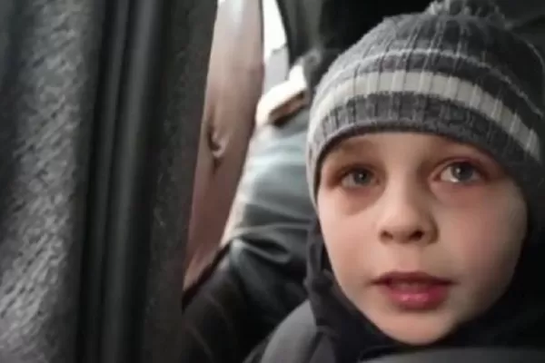 Video: desgarrador relato de un niño ucraniano que dejó a su padre en Kiev
