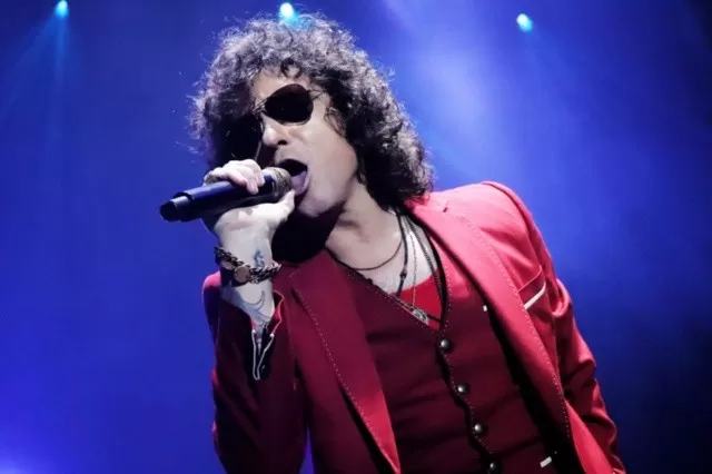 “INMENSO DOLOR”. Bunbury padece cuando debe dar un show. 