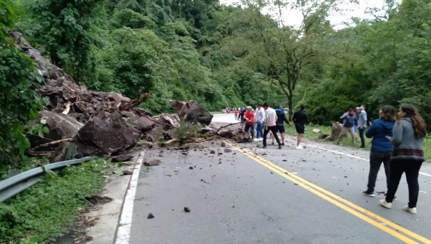 INCIDENTE. Un derrumbe afectó media calzada de la ruta 307, justo el día de regreso.