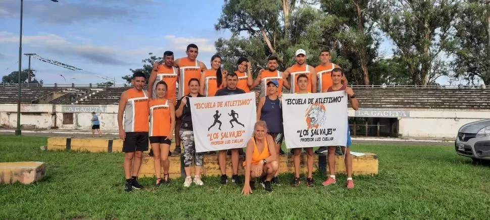 ANTES DEL ENTRENAMIENTO. Algunos de los atletas de “Los Salvajes” que se entrenan en al autódromo y que también colaboraron con Luis. El sábado habrá una competencia a partir de las 17 y también se recibirán donaciones de útiles escolares. 