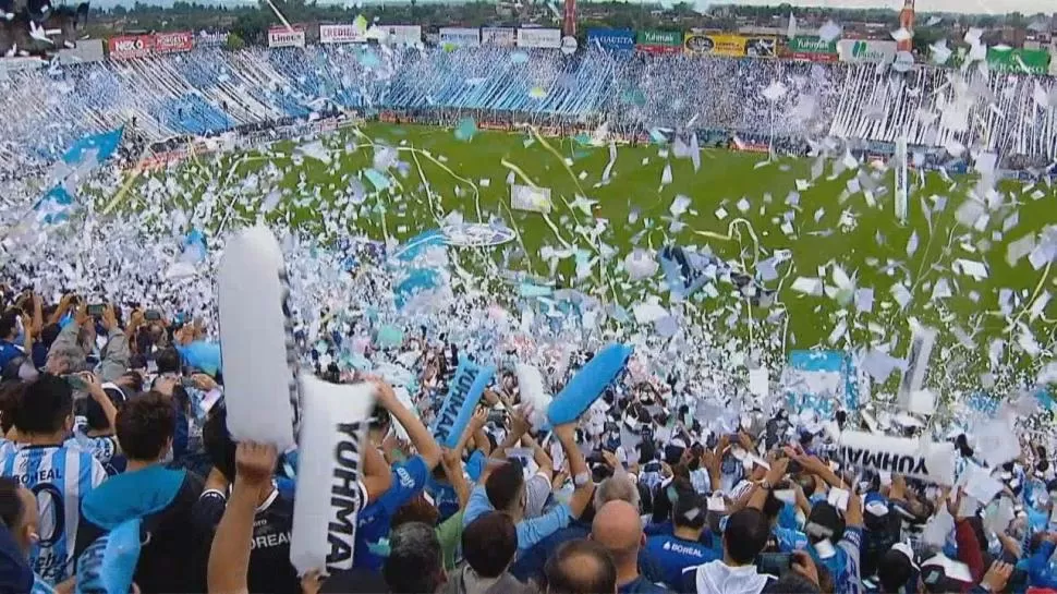 TODOS JUNTOS. Los hinchas, jugadores y “CT” aportarán lo suyo para que Atlético vuelva a sonreír. Mientras los fanáticos armarán la fiesta en las tribunas, los jugadores buscarán cortar una racha de 12 sin ganar. 