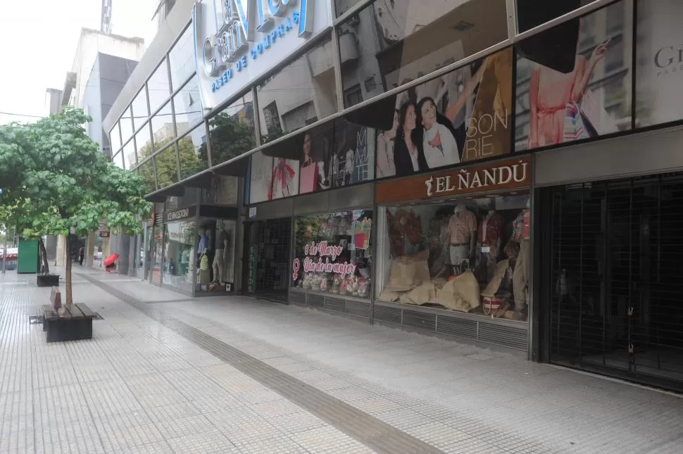 SIN COMERCIOS Y BAJO LA LLUVIA. El panorama del microcentro ayer. LA GACETA / FOTO DE ANTONIO FERRONI