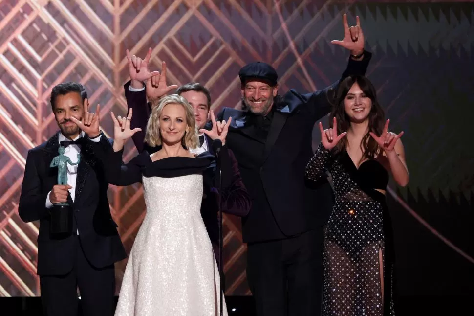 EN LENGUAJE DE SEÑAS. El elenco de “CODA”, integrado por personas sordas, agradeció especialmente la estatuilla otorgada por sus pares actores. fotos reuters