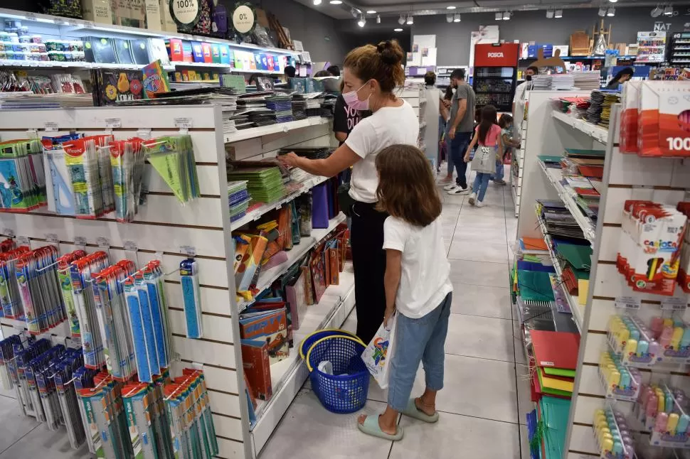 REUTILIZAR. Los útiles que no se usaron en 2020, serán llevados a las aulas en este 2022. 