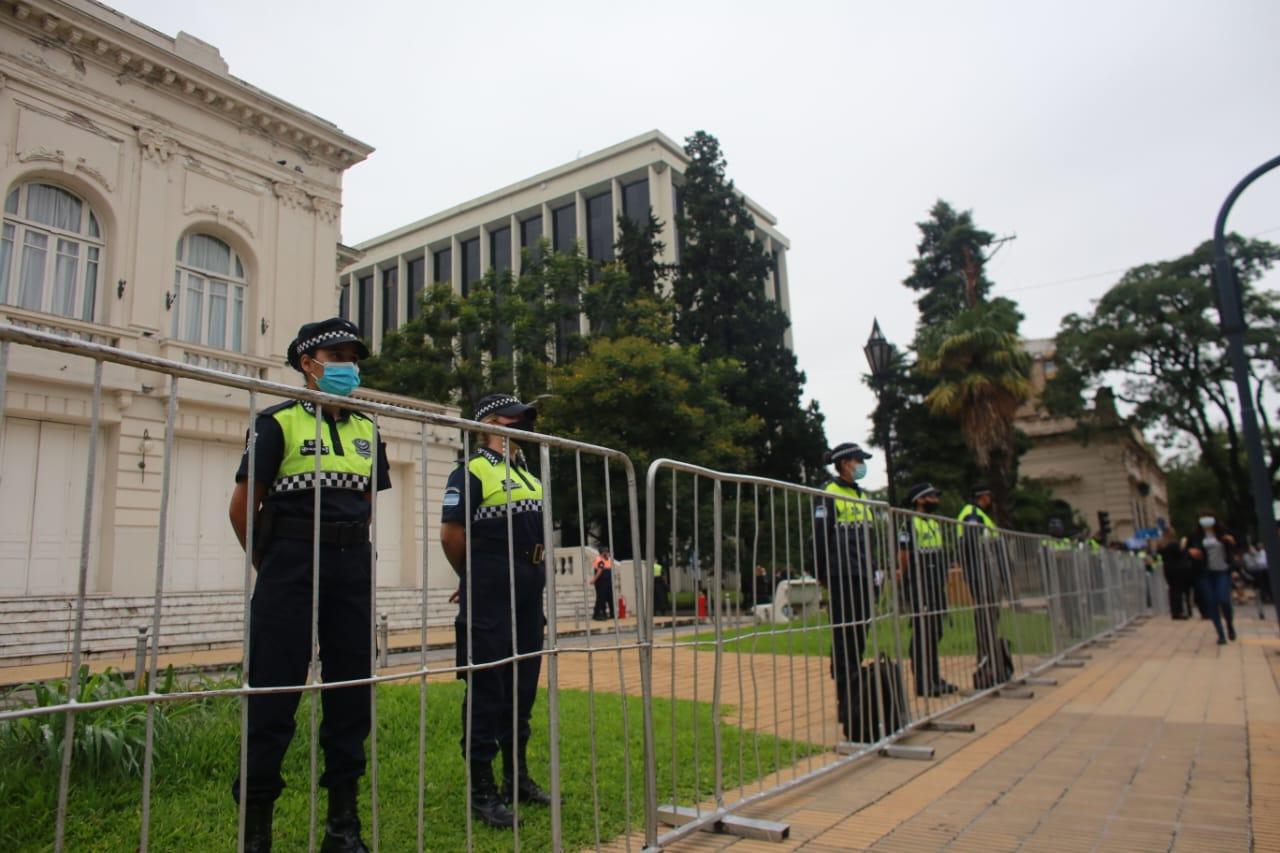 OPERATIVO DE SEGURIDAD. Se diagramó un estricto procedimiento policial en los alrededores y dentro de la Legislatura. Foto LA GACETA / Juan Pablo Sánchez Noli