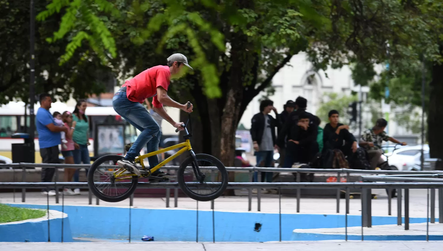 AL AIRE LIBRE. El estado del tiempo permitirá las actividades en los espacios públicos de la capital, como por ejemplo, en la plaza Urquiza.
