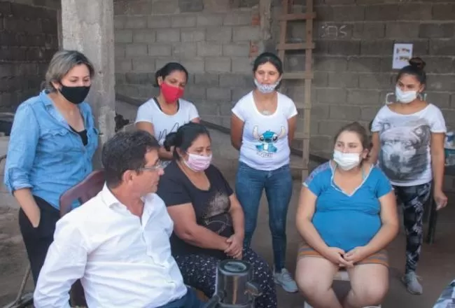 EL MINISTRO Gabriel Yedlin, con integrantes de la cocina comunitaria. 