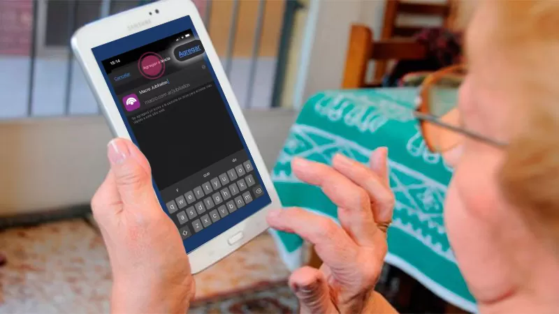 DESDE UNA PANTALLA. La tecnología permite hacer el trámite en casa. 