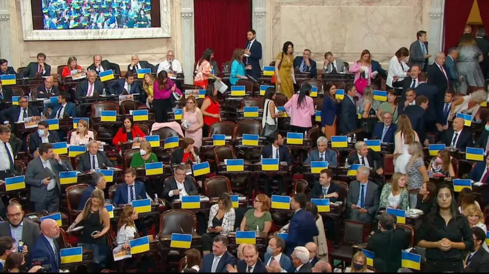 EN EL MEDIO. Los legisladores del PRO abandonaron sus bancas.