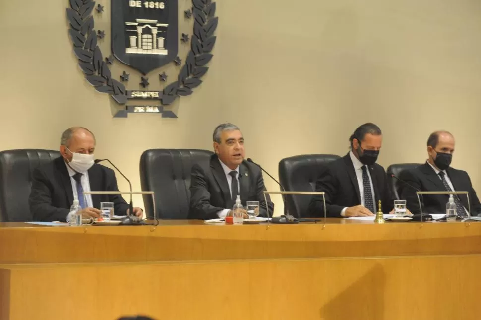 “REVALORIZAR LA CAPITAL DENTRO DEL NORTE REQUERIRÁ INVERSIÓN”. El intendente Germán Alfaro (sin barbijo) enumeró los proyectos para 2022. 