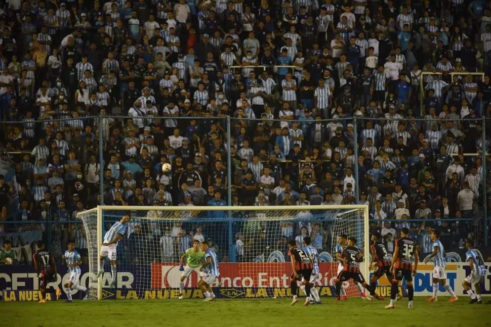 “ESTA NOCHE TENEMOS QUE GANAR”. Los hinchas del “Decano” fueron ese “plus” necesario para conseguir la tan ansiada victoria, que hace doce partidos le venia siendo esquiva.   