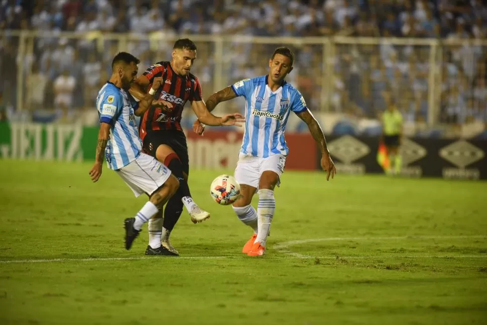 HASTA ACÁ NOMÁS. Renzo Tesuri y Bruno Bianchi le cortan el paso a un rival. Atlético se mostró firme en defensa frente a un Patronato que apenas lo inquietó. 