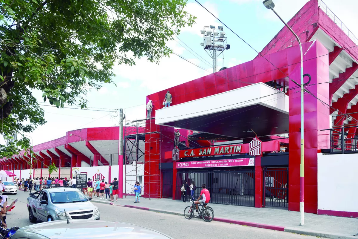 PRIMERA IMPRESIÓN. El nuevo pórtico ubicado en el ingreso de las zonas de plateas, será el primer cambio con el que se toparán los hinchas que lleguen al estadio.