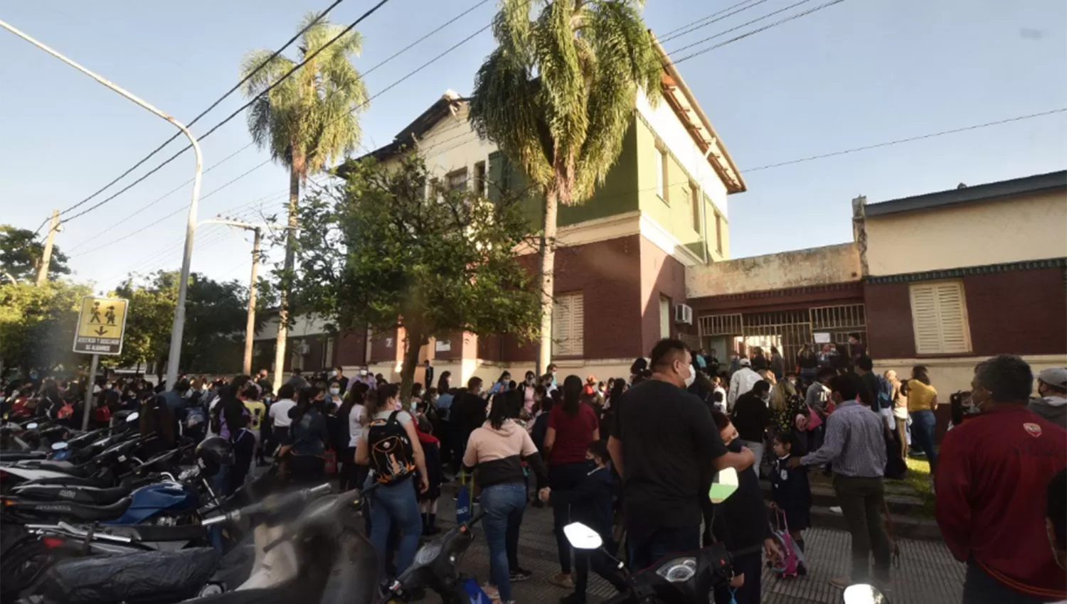 ATRASO. La ceremonia de apertura se demoró en la Uladislao Frías porque la directora no había llegado. 