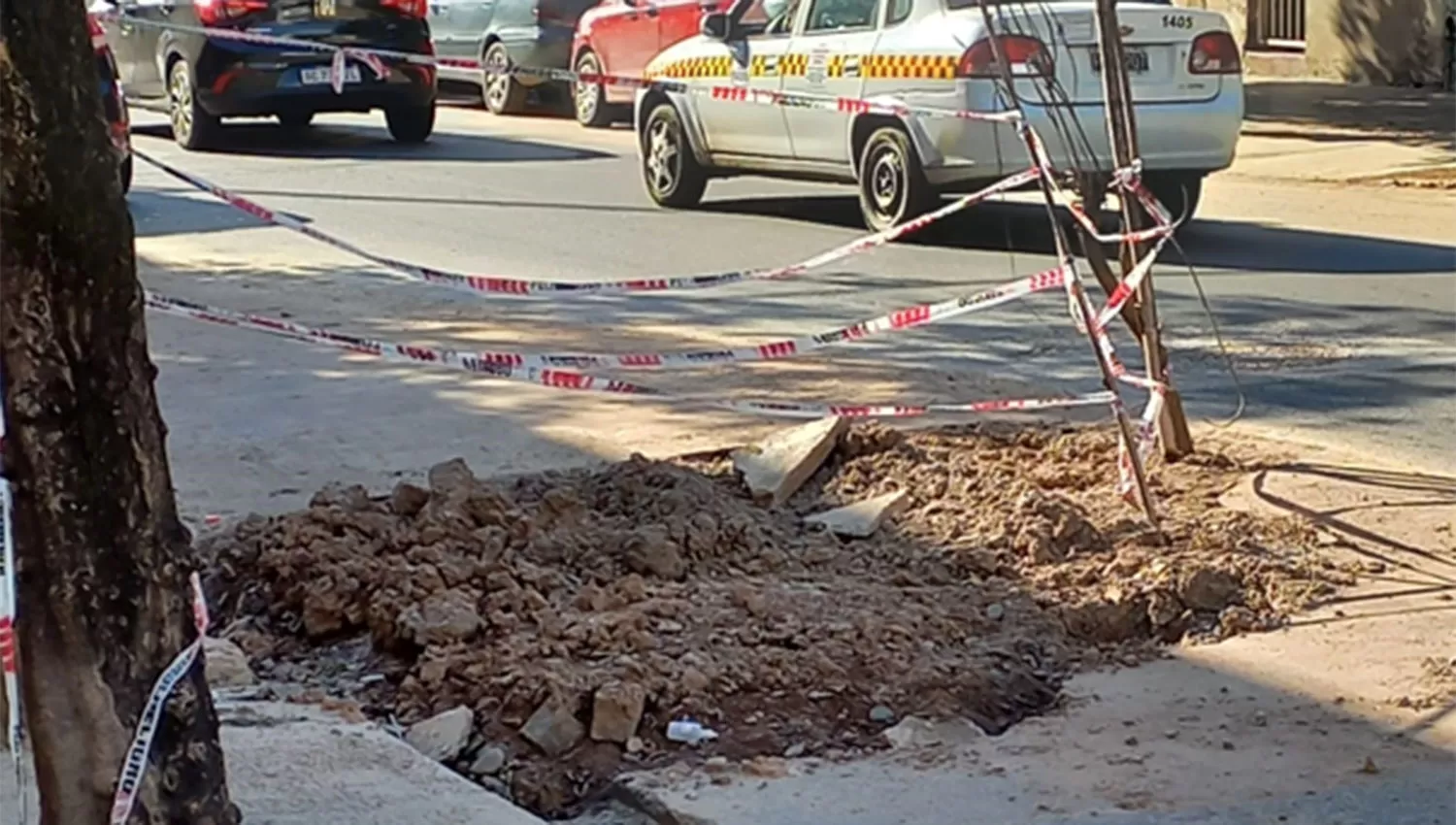 ¡CUIDADO! El pavimento fue levantado en la mitad de la calle Rondeau al 800.