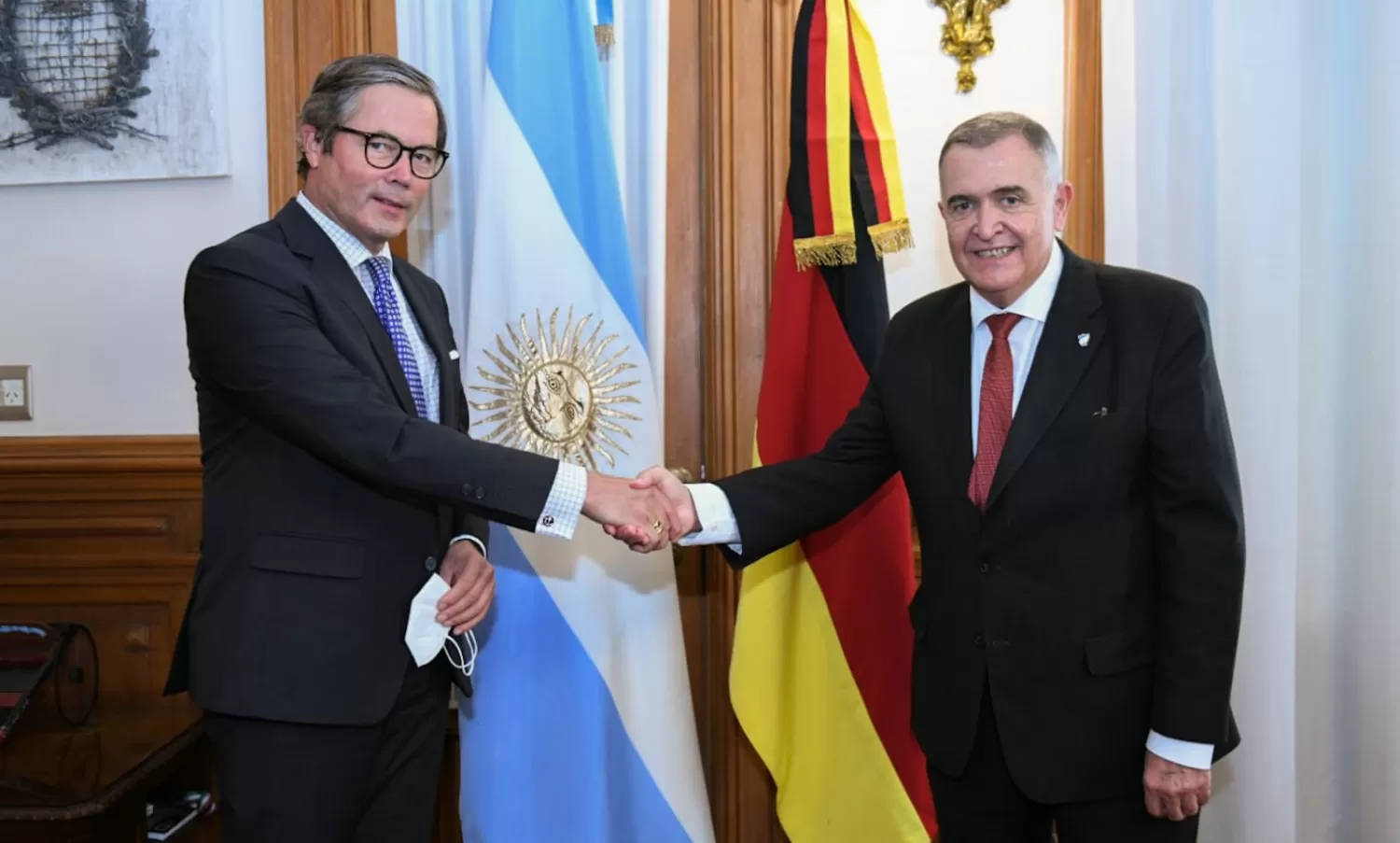 CON EL EMBAJADOR ALEMÁN. Jaldo saluda a Sante, durante la reunión en Casa de Gobierno. Foto: Prensa Gobernación