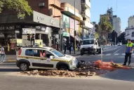 Videos: un taxi quedó atascado en un cráter frente a la plaza Independencia