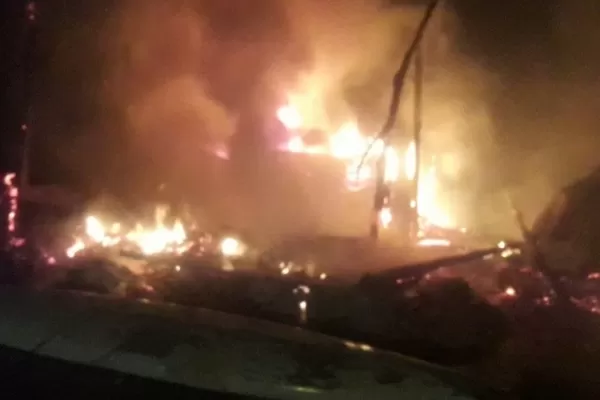 Una mujer discutió con su ex, le prendió fuego la casa y el perro murió quemado