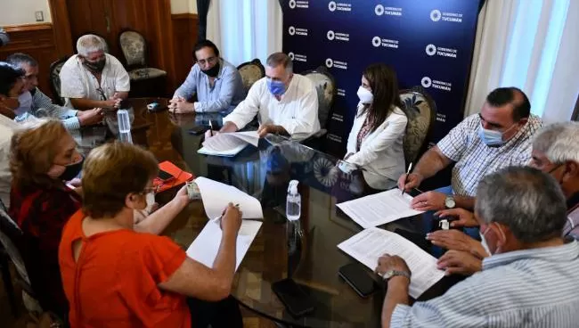 ACUERDO. Jaldo firmó el aumento de un 44% para los empleados públicos.