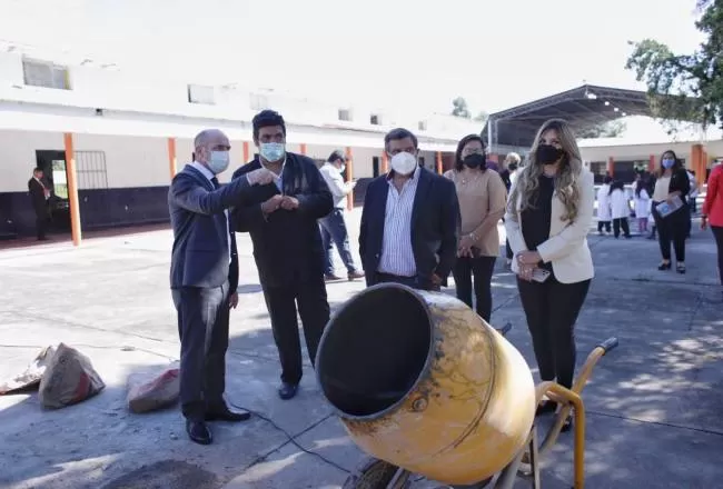 LULES. El ministro supervisó obras en una escuela. 