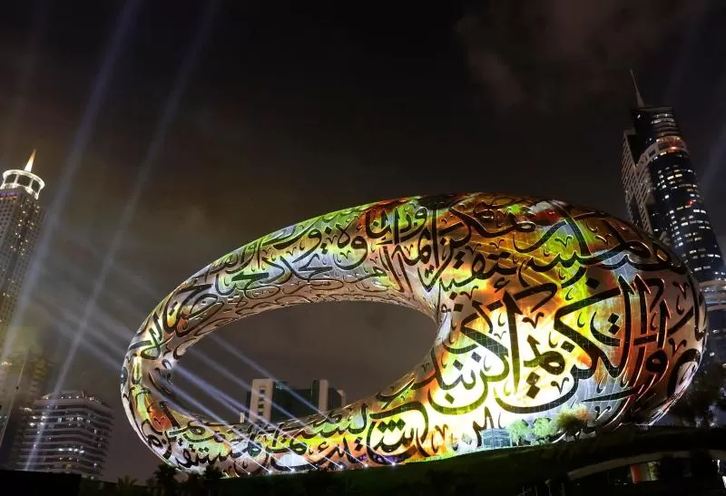 EL SHOW DE LUCES DE LA INAUGURACIÓN. El lunes pasado la noche de Dubai cobró espectacularidad con la apertura oficial del Museo del Futuro, que convocó a mucho público.   