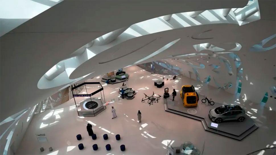 UNA SALA CON VEHÍCULOS. Los guías esperan a los visitantes.     