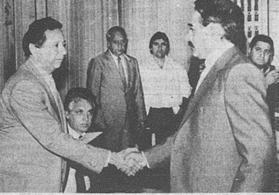 UN ACTO. El cordobés Ronal Bradis Troncoso entregando una distinción al jefe de la Brigada.