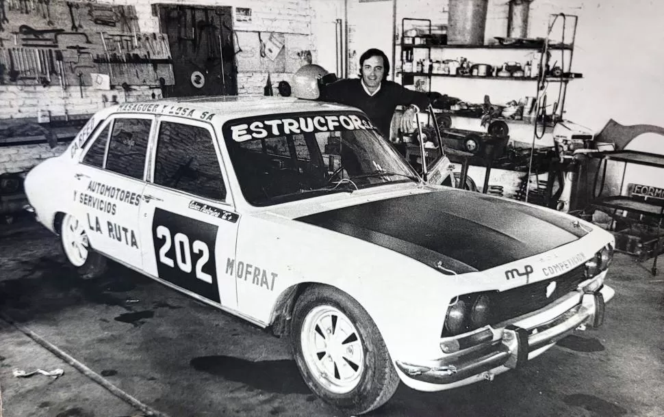 LA MÁQUINA ESTÁ AFINADA. Un joven “Lalo” junto a su Peugeot 504 con motor nuevo, listo para correr en el autódromo Martín Miguel de Güemes, en Salta.  