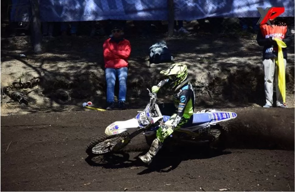 HACIENDO LO QUE MEJOR SABE. Lautaro Toro, a bordo de su KTM 450 N° 833, derrapa en una curva, de las tantas, que tienen las pistas de motocross.  