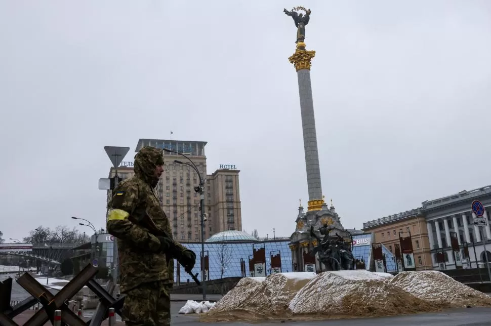 CUSTODIA. Un soldado ucraniano en la plaza Independencia de Kiev.  