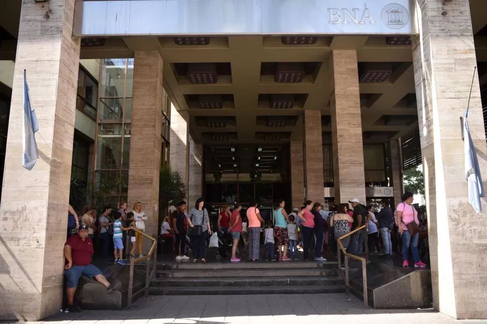 COMPLICADOS. A la habitual concurrencia de los jubilados a los bancos se le agregó ayer la necesidad de ir a tramitar la fe de vida. 