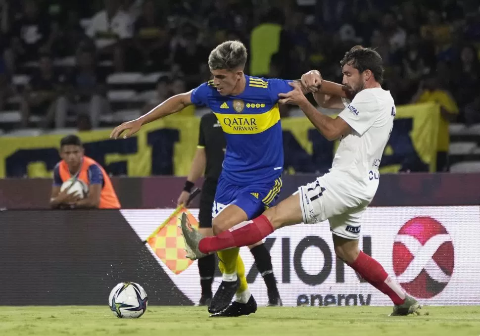 VELOCIDAD. Gabriel Vega, que mostró un buen nivel en Boca, se escapa de la marca de Bautista Carrera. 