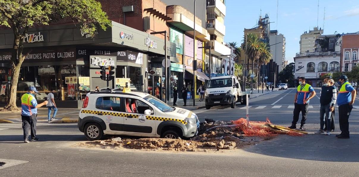 A METROS DE LA PLAZA INDEPENDENCIA. El taxi quedó atascado en una obra en construcción. 