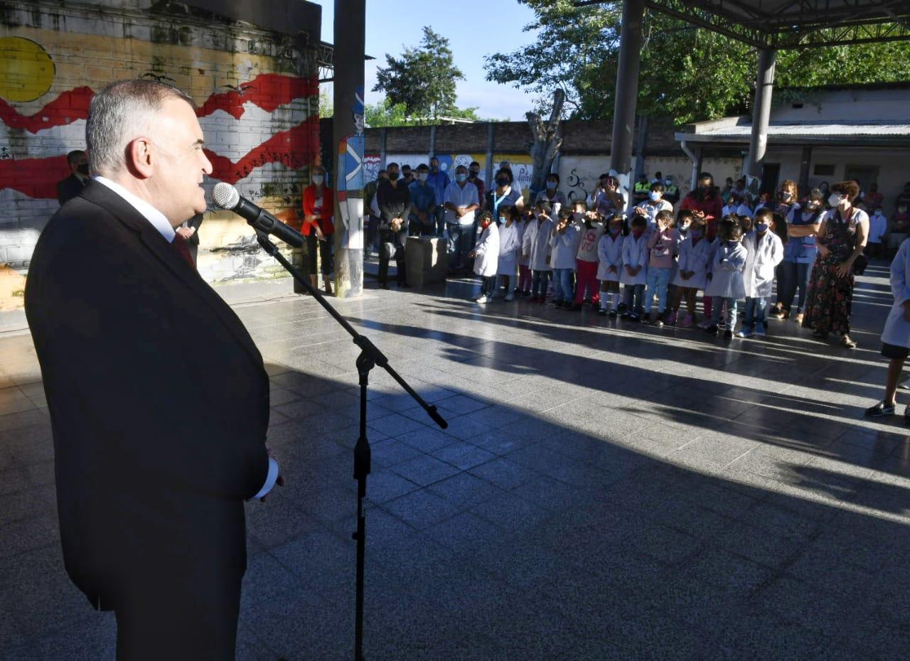 EN BANDA DEL RÍO SALÍ. Jaldo encabezó un acto en una escuela, en el marco de la vuelta a las aulas. Foto Gobernación