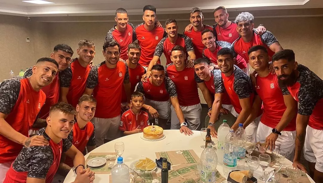 SORPRESA. Un cirujita festejó su cumpleaños junto al plantel de San Martín.