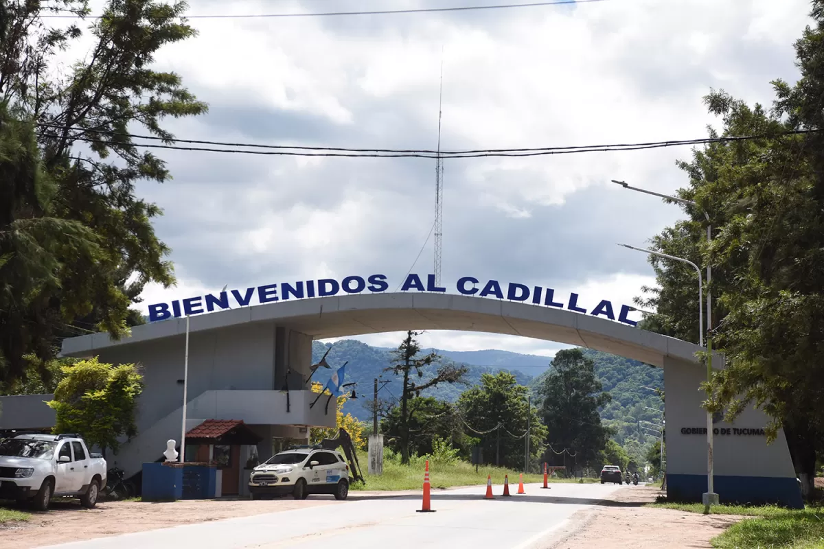 SITIO CLAVE. En medio de la ruta 347, antes de llegar al lago, se encuentra el arco de la comisaría, uno de los sitios donde podría cobrarse el peaje.