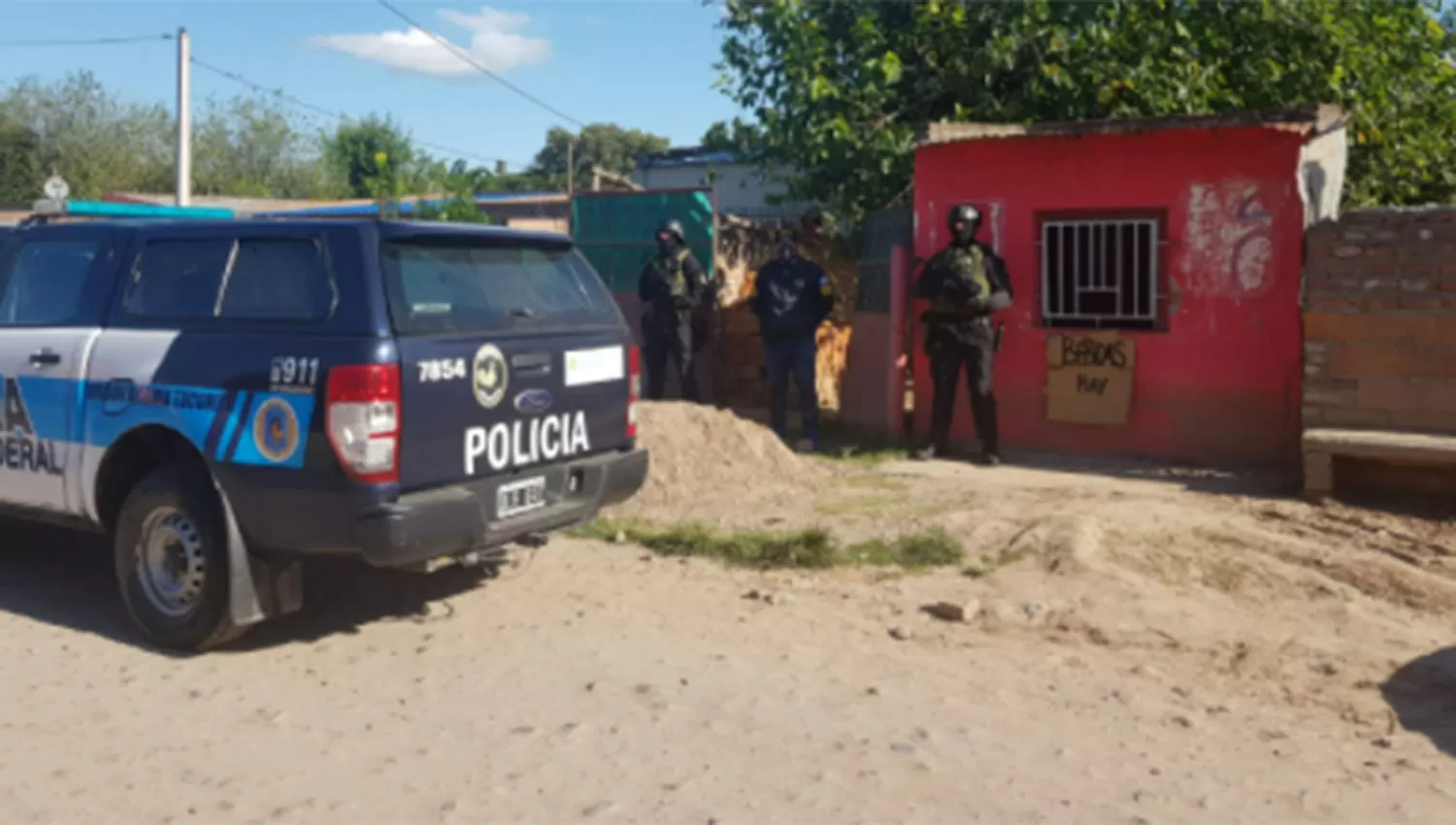 ALLANAMIENTO. En una de las casas la Policía encontró estupefacientes.