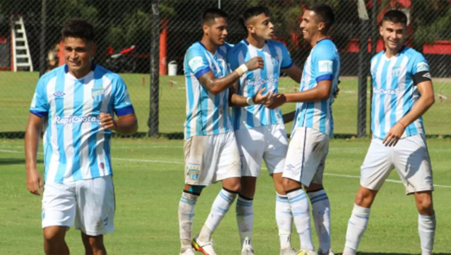 EL FESTEJO. Los juveniles de Atlético sumaron una gran victoria ante Newell's, como visitantes.