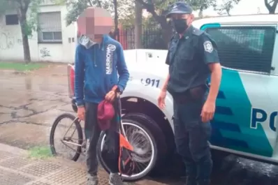 Un adolescente se fugó de su casa para vivir con una mujer mayor y su hijo