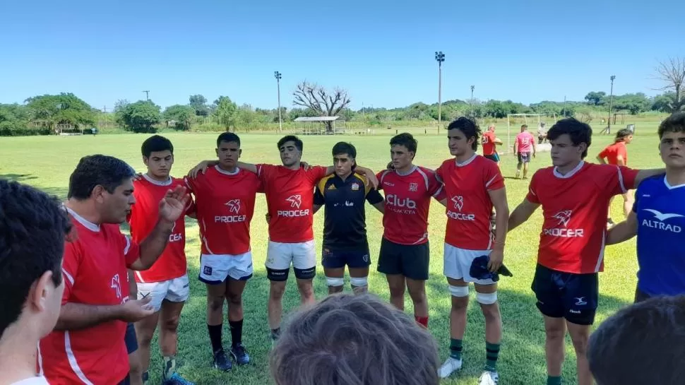 CHARLA TÉCNICA. Los jugadores están listos para su debut frente a los mendocinos. 